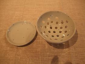 森陶房さんの砥部焼（水切りボールとお皿）